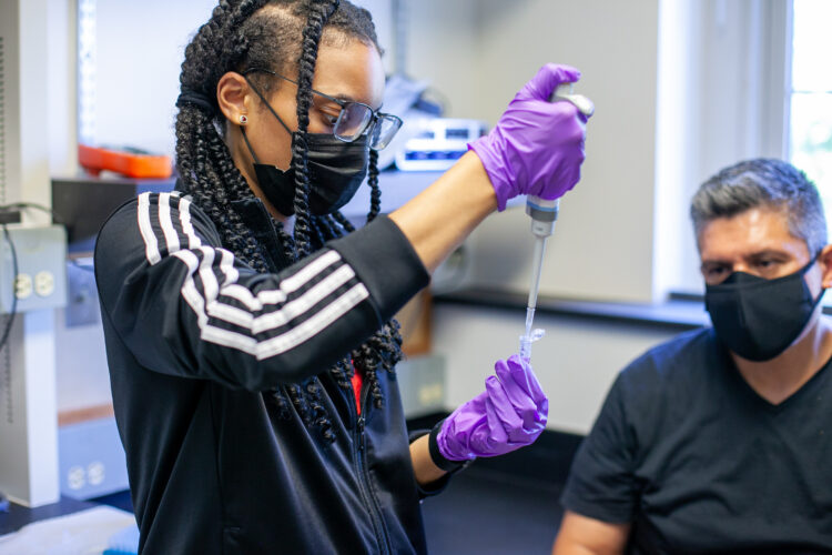 City Colleges of Chicago students learn in a wet lab in Abbott Memorial Hall on Friday, August 21, 2021. Photography by Eddie Quinones.
.